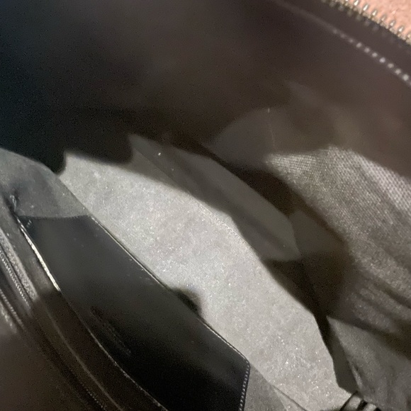 BURBERRY TOTE. FUN FLANNEL DESIGN INCLUDED FOR THE LOCK. Multiple pockets - Picture 9 of 10